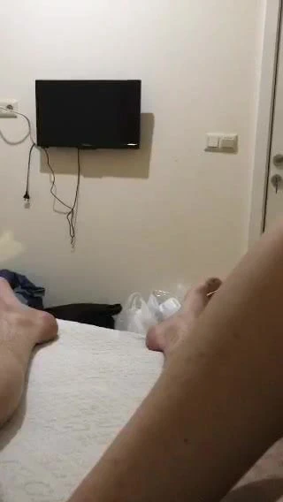 KIZ ARKADASININ AMCIGINI GOSTERIYOR