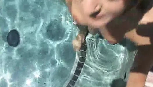 Seksi ve pis fahişeler havuz kenarında horoz emmek - klasik üçlü grup