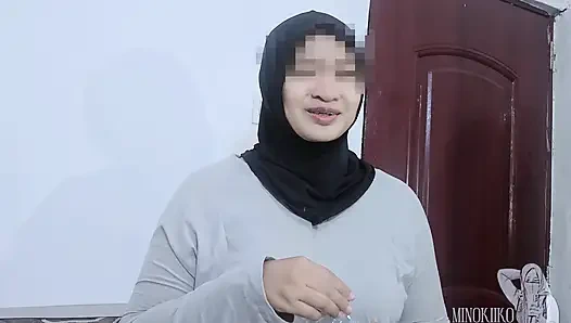 Asyalı tesettürlü kız garip bir sıvı içtikten sonra arzusunu serbest bırakmak - minokiiko