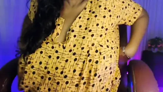 Hamile bayan göğüsleri ve büyük göbekle oynuyor.