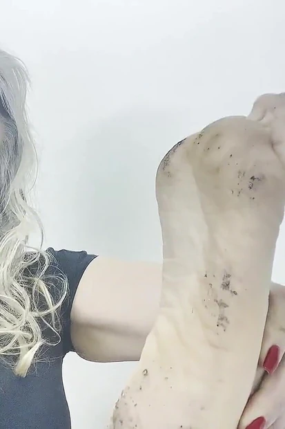 Императрица Bella в унижении ступнями