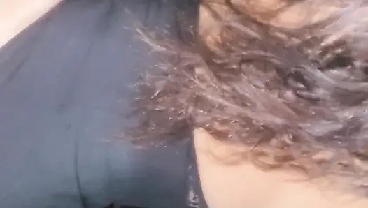 Ateşli orta yaşlı seksi kadın çok yüksek sesle vajinal osuruyor