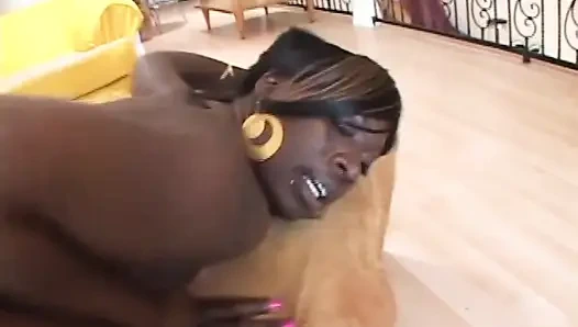 Büyük götlü sansasyonel zenci büyük zenci yarağı tarafından sert sikiliyor