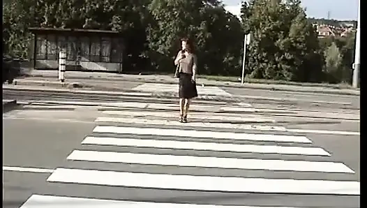 Almanya'dan bu bebeyi halka açık bir alanda işerken izleyin