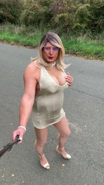 Seksi Crossdresser Kellycd2022 altın elbise ve parlak dikişsiz külotlu çorapla dışarıda araba kullanırken | Klip 1