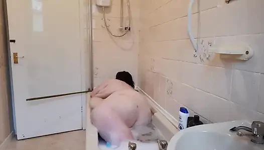 İri güzel kadın banyo zamanı eğlencesi ve göbek sallıyor