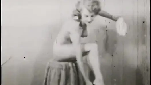 Ateşli klasik orta yaşlı seksi kadınlar şehvetli soyunuyor