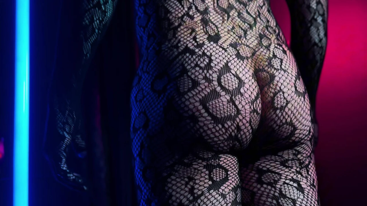 Tek parça iç çamaşırlı seksi heteroseksüel adam