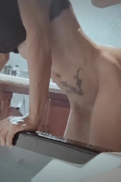 Азиатская безликая девушка, азиатская крошечная киска трахается с музыкой