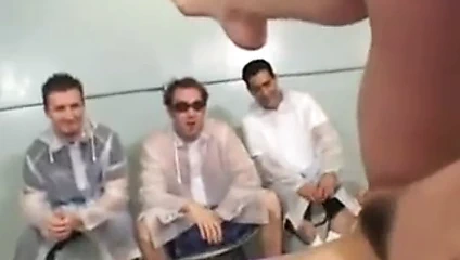 Cytherea bazı adamları ıslatıyor