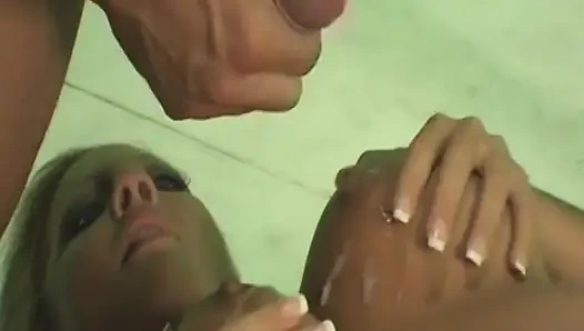 Harika memeli seksi sarışın sürtük yarak emiyor ve yeşillik içinde bir yarağa biniyor