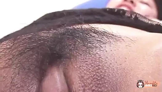 Siyah yüksek topuklu Asyalı kadın dağınık üçlü seks yapıyor ve dölleniyor