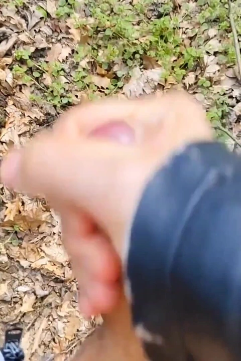 Beyaz genç oğlan açık havada ve saunada boşalıyor