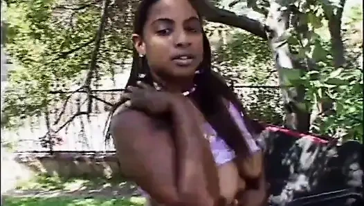 Siyah ve beyaz büyük memeli kıllı amcık bahçede sikişiyor... yüze boşalma