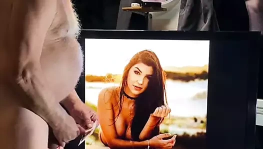 Bety güzel poz veriyor