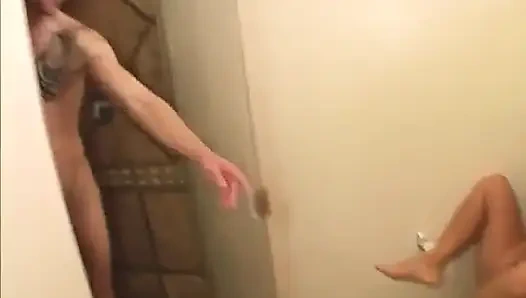 Sürpriz bir banyo sürtüğüm var