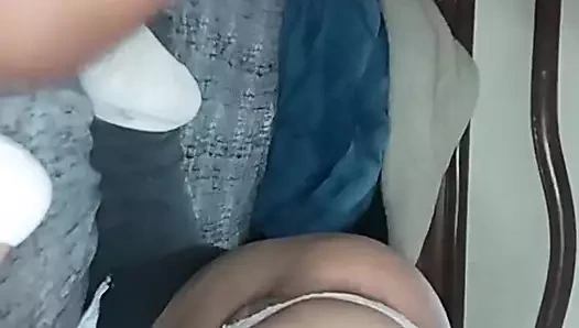 Hizmetçi orada yokken karısının yatağında sikiliyor ve götten sikiliyor (neredeyse beni yakalıyor)