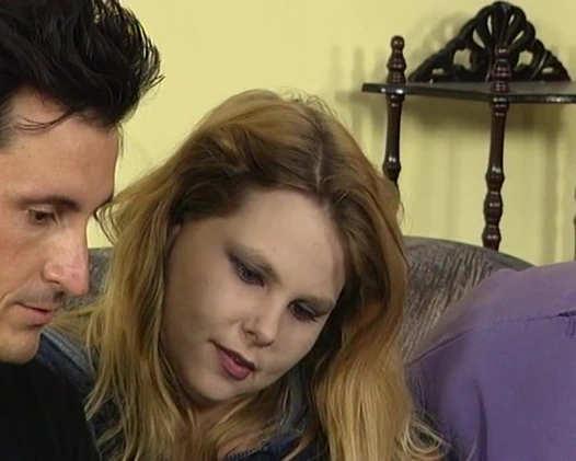 Tombul Alman sarışın ateşli üçlü seks sonrası döl içiyor