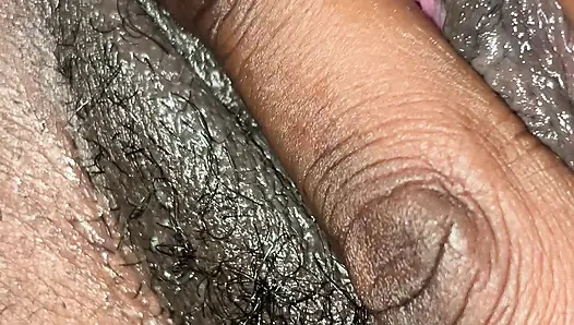 Zenci kız emiyor ve parmaklıyor