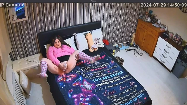 Tombul kız kamerada orgazm oluyor ve boşalıyor