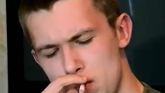 Maxim solo sigara içiyor