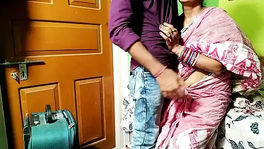 Genç evli kadın evden ayrılmadan önce kocasına sakso çekiyor ve sert seks yapıyor