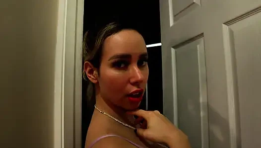 Sabah azgın latin uyanıyor ve kanepede şehvetli solo titreşimler