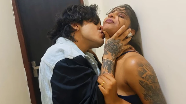 Хардкорный экзотический секс сводного брата и сводной сестры с медом в доме (Tejashwini и Ronny)