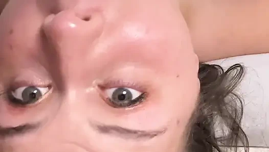 Üvey babam erkeklerin yüzümü sikmek isteyeceklerini söyledi, bu yüzden beni eğitiyor