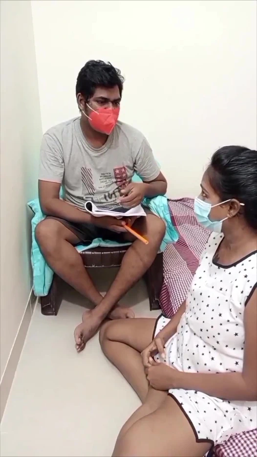 Tamil üniversiteli kız üniversite öğretmeni tarafından saksoyla sikiliyor. Mikrofonlu kulaklığı kullanın.