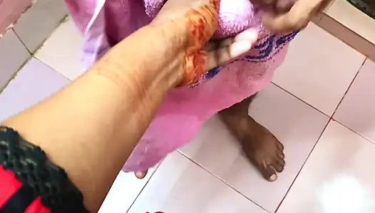 Üvey kız kardeşim büyük panisimi görünce sikişiyor