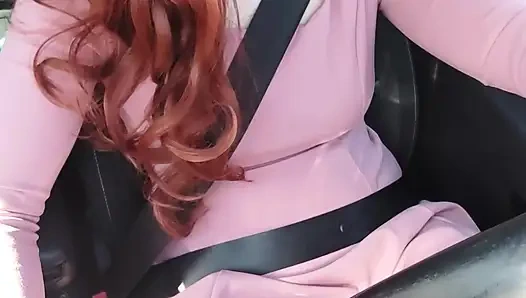 Amında büyük bir speculum ile araba sürüyor! Arty Von adlı bu çılgın İtalyan kız araba sürerken birden fazla orgazm oluyor