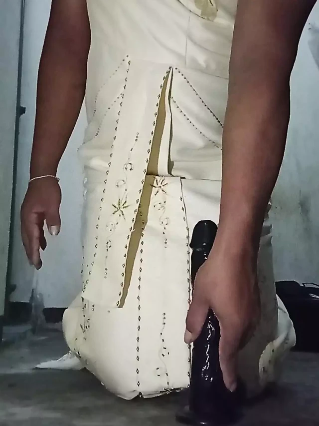 Çok sevdiği dildo ile Taylandlı elbiseli travesti