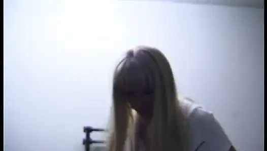Rubia puta chupando polla en video en primer plano