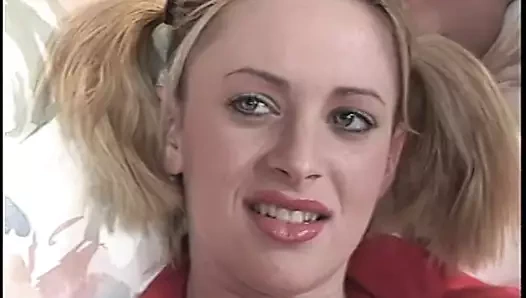 İki büyük yaraklı adam bu mükemmel genç sarışın çocuk bakıcısının her deliğini sikiyor