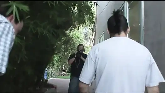 Ateşli esmer gerçek büyük bir yarağın tadına bakıyor