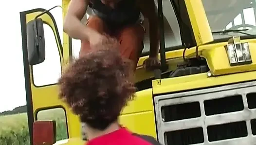 Esmer ve kızıl saçlı sarı kamyonda yarağı paylaşıyor