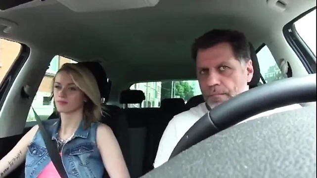 Şeker baba biraz eğlenmek için çok düz memeli sıska bir hitcher kızı eve götürüyor