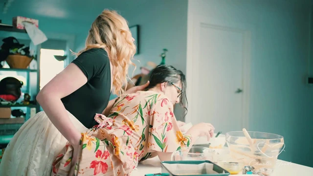 Charlie Forde, Chasey Devil'in yer aldığı bir pasta pişir