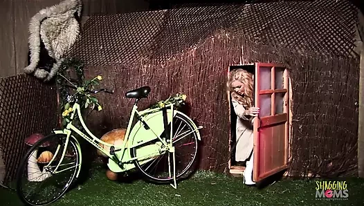 İki büyük memeli orta yaşlı seksi kadın ve büyük götlerini krem ile dolduran iki kıllı adamla büyük bir grup seks