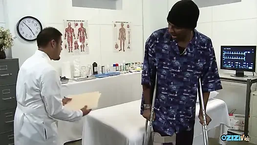 Kadın doktor zenci bir adamı sikerek daha iyi hissettiriyor