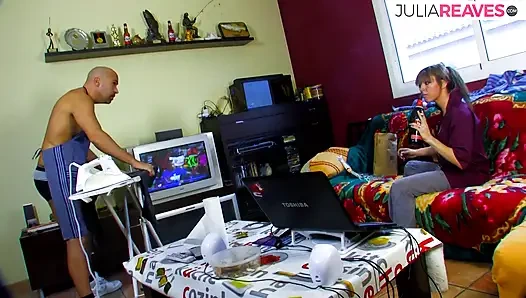 Orta yaşlı seksi kadın prezervatifle büyük bir yarağa biniyor; Yüzüne büyük boşalma