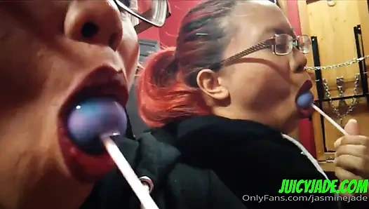 Ağzım ve dilim seni güçsüz mü yapıyor? Lolipop yalıyor ve emiyor bunu sana yaptığımı hayal edebilir misin?