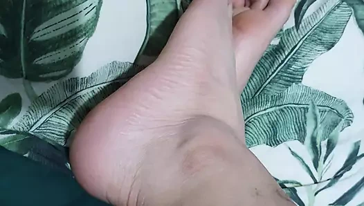 Battaniyenin altında üvey anne üvey oğlunun yarağına dokunacak