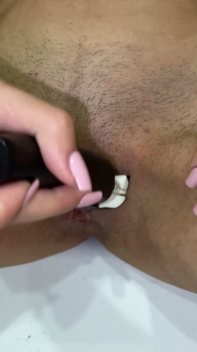 Tıraş makinesi ve jilet ile kıllı amcığı tıraş ediyor! Close! POV! | Klip 1