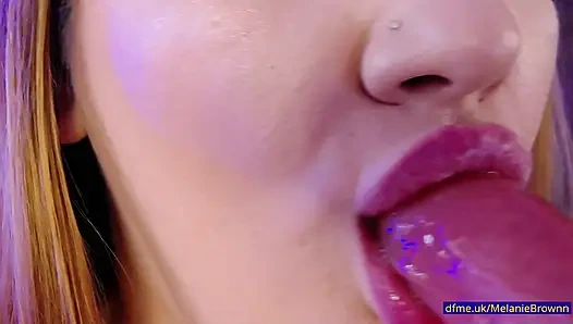 Грудастая крошка на вебкамеру сейчас и Покажи свой член, она оценивает это вживую