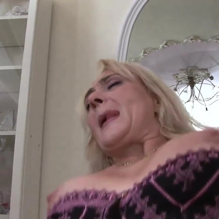 Harika sarışın orta yaşlı seksi kadın taylor dükkanında kaltak gibi sikiliyor