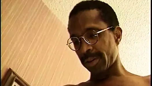 Olgun sarışın verir siyah adam bir oral seks sonra sikikleri onu