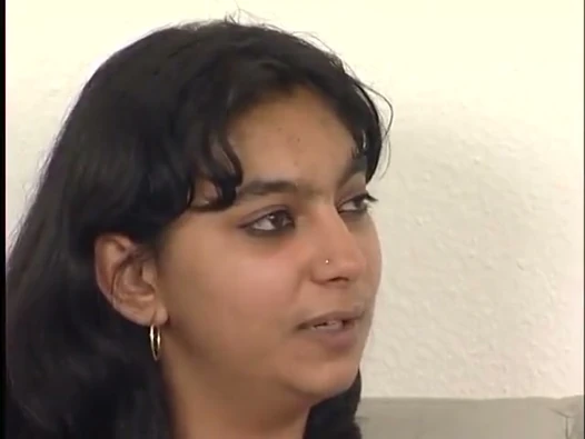 Büyük bir dildo amına itilirken orta yaşlı seksi kadın bacaklarını açıyor