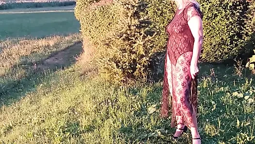 Büyükanne Dışarıda Şeffaf Bir Gövde Giyiyor.